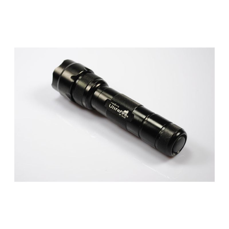 Linterna LED UltraFire WF-502B 1300 lúmenes portátil negra para aventuras al aire libre y uso cotidiano