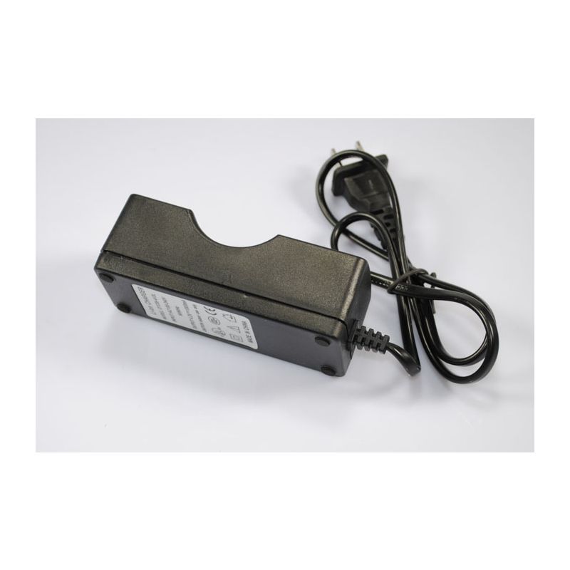 Cargador de Batería Recargable UltraFire 26650 Li-Ion compacto eficiente carga rápida salida 4.2V DC 650MA negro