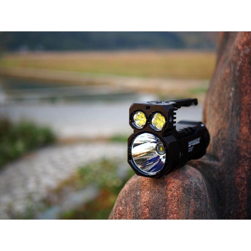 Manker Ranger MK39 II Linterna portátil robusta tecnología LED foco combinado estilo cyberpunk para aventureros