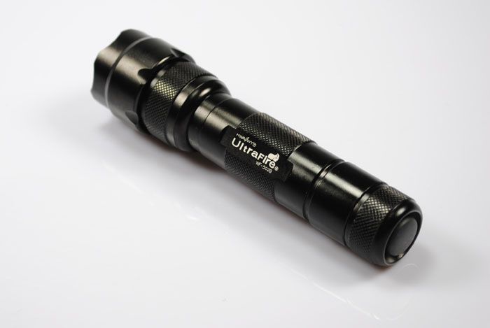 Linterna LED UltraFire WF-502B U2 de 1300 lúmenes, compacta y duradera, luz de emergencia para exteriores y aventuras.