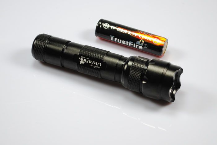 Linterna LED UltraFire WF-502B U2 de 1300 lúmenes, compacta y duradera, luz de emergencia para exteriores y aventuras.