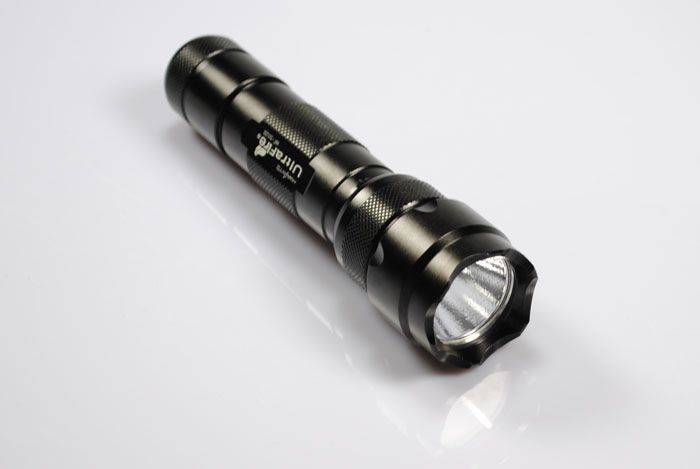 Linterna LED UltraFire WF-502B U2 de 1300 lúmenes, compacta y duradera, luz de emergencia para exteriores y aventuras.