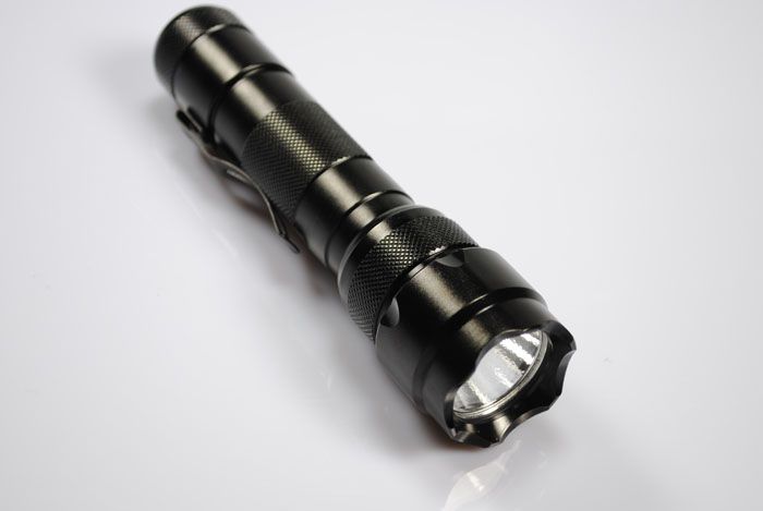 Linterna LED UltraFire WF-502B U2 de 1300 lúmenes, compacta y duradera, luz de emergencia para exteriores y aventuras.