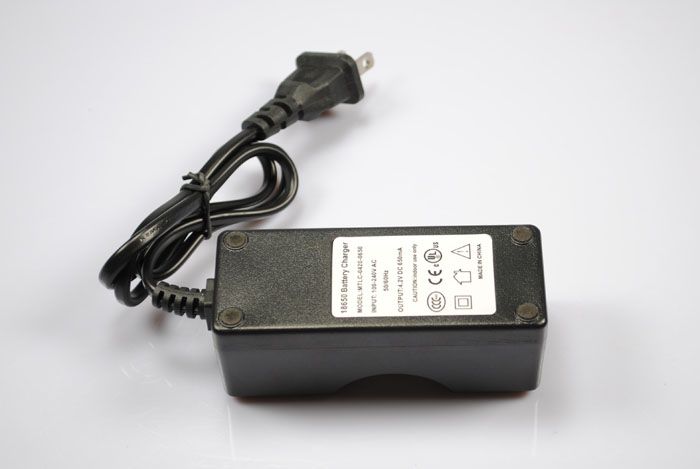 Cargador UltraFire recargable para una sola batería 18650 seguro eficiente compacto ligero para entusiastas de la tecnología