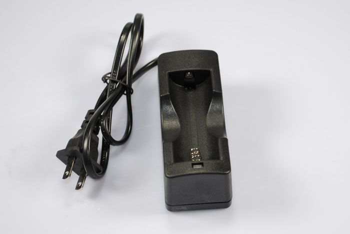 Cargador recargable UltraFire de una sola celda 26650 Li-Ion eficiente, solución compacta de viaje para linternas y vapeo.