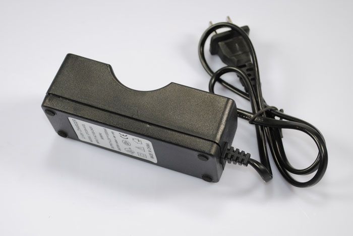 Cargador recargable UltraFire de una sola celda 26650 Li-Ion eficiente, solución compacta de viaje para linternas y vapeo.