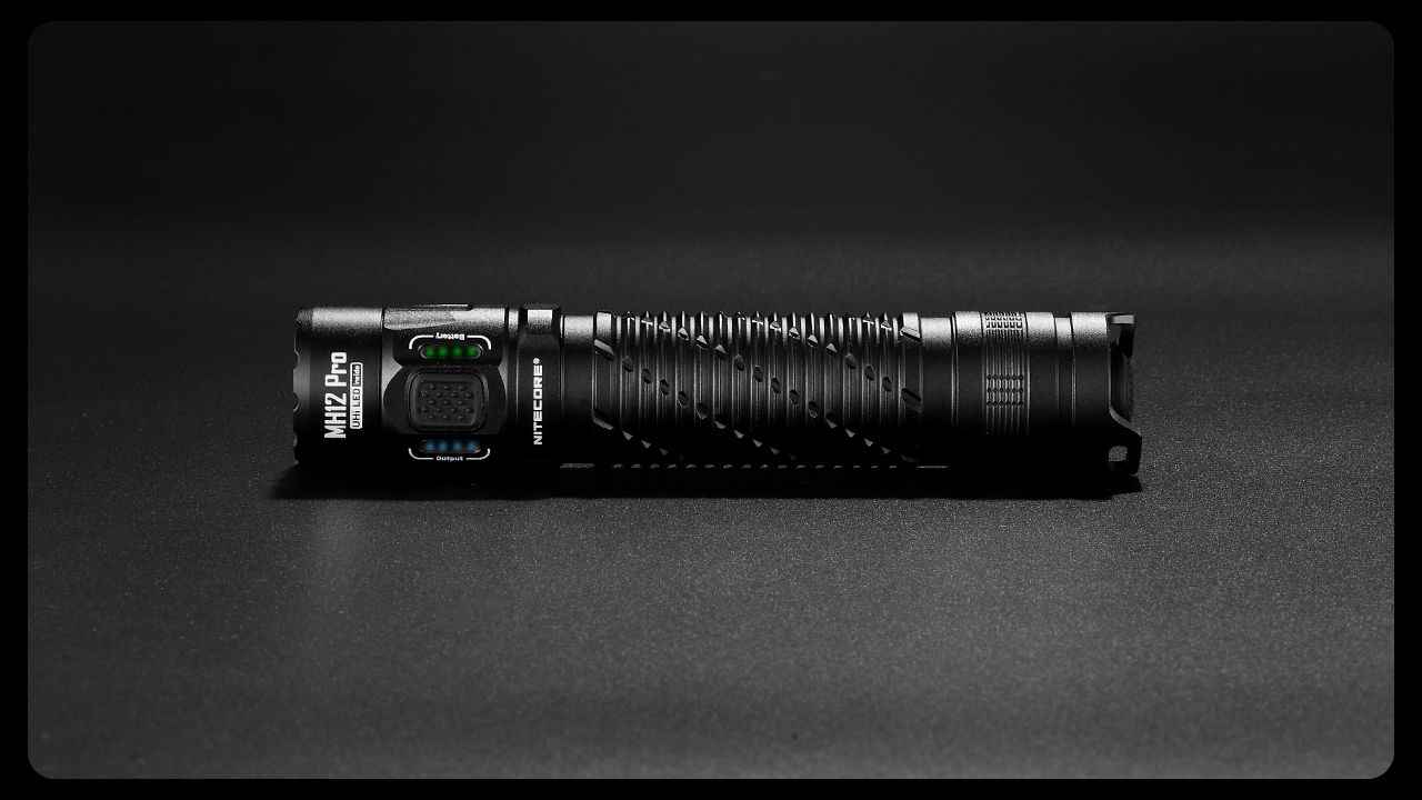 Linterna recargable Nitecore MH12 Pro 3300 lúmenes USB-C alta luminosidad para aventuras al aire libre
