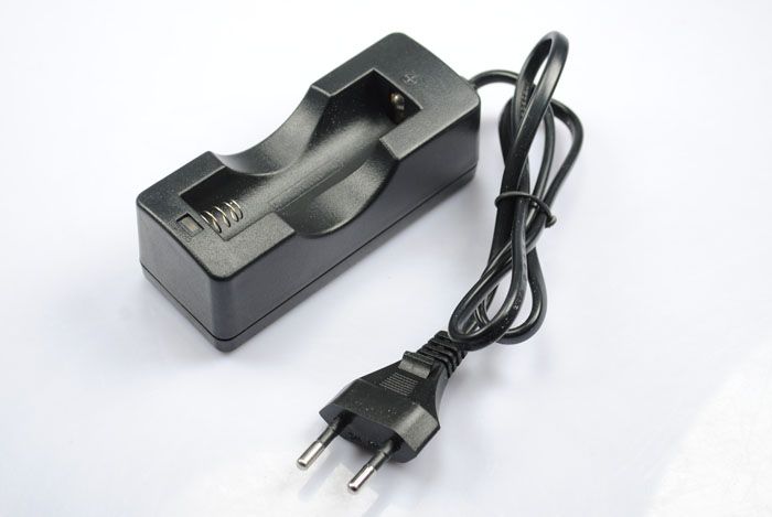 Cargador UltraFire recargable para una sola batería 18650 seguro eficiente compacto ligero para entusiastas de la tecnología
