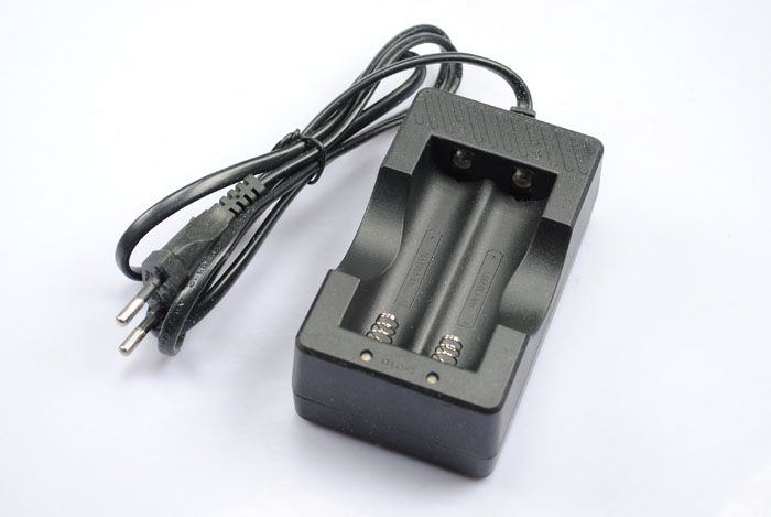Cargador OEM Solución de Carga Rápida Baterías 18650 Salida Dual Voltaje Universal Accesorio Tecnológico Compacto