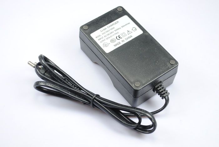 Cargador OEM Solución de Carga Rápida Baterías 18650 Salida Dual Voltaje Universal Accesorio Tecnológico Compacto