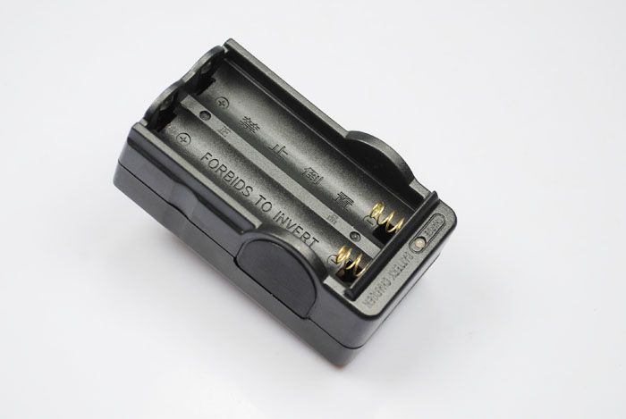 Cargador de batería digital OEM 2x18650 Baterías recargables Carga inteligente Apto para viajes Compatibilidad global