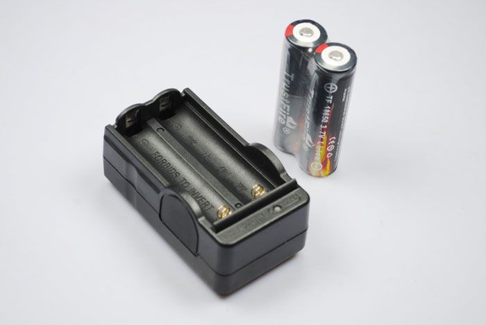 Cargador de batería digital OEM 2x18650 Baterías recargables Carga inteligente Apto para viajes Compatibilidad global