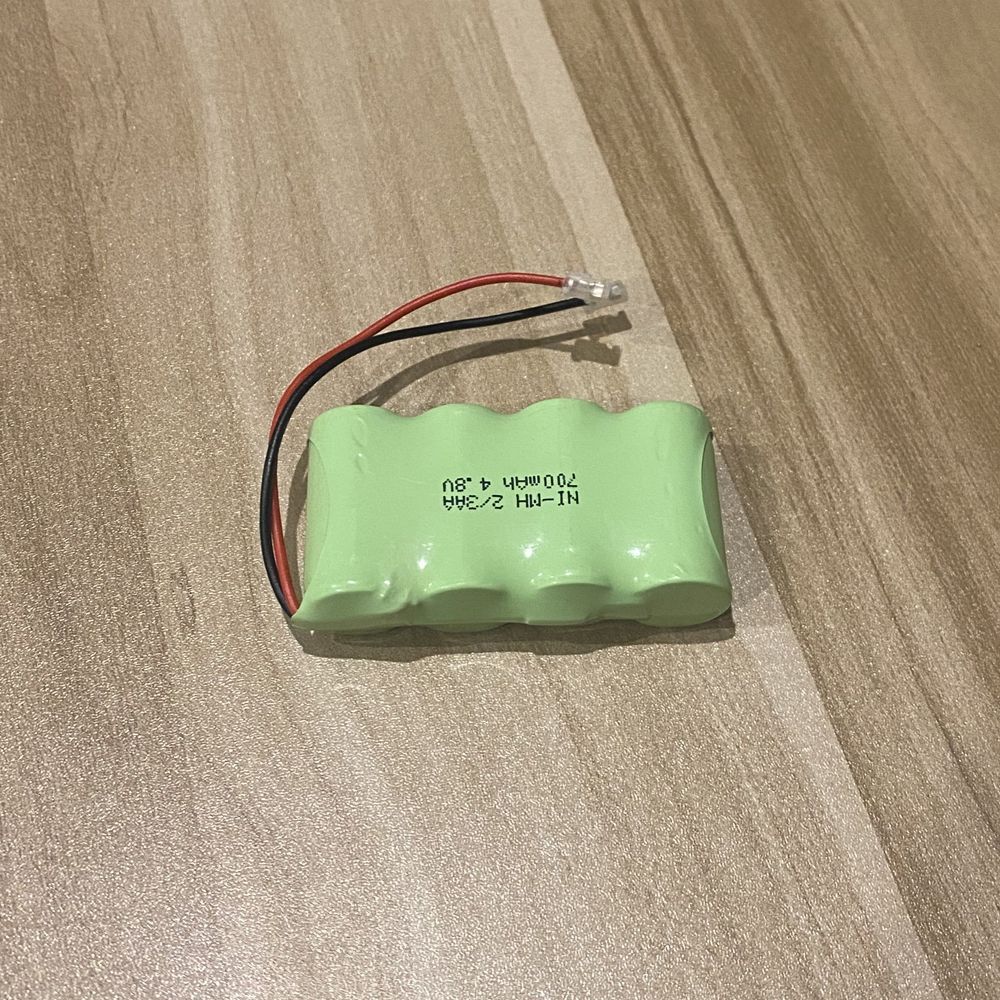 Descubre baterías recargables Ni-MH de 4.8V 2/3 AA 700mAh, energía ecológica para juguetes y cámaras.