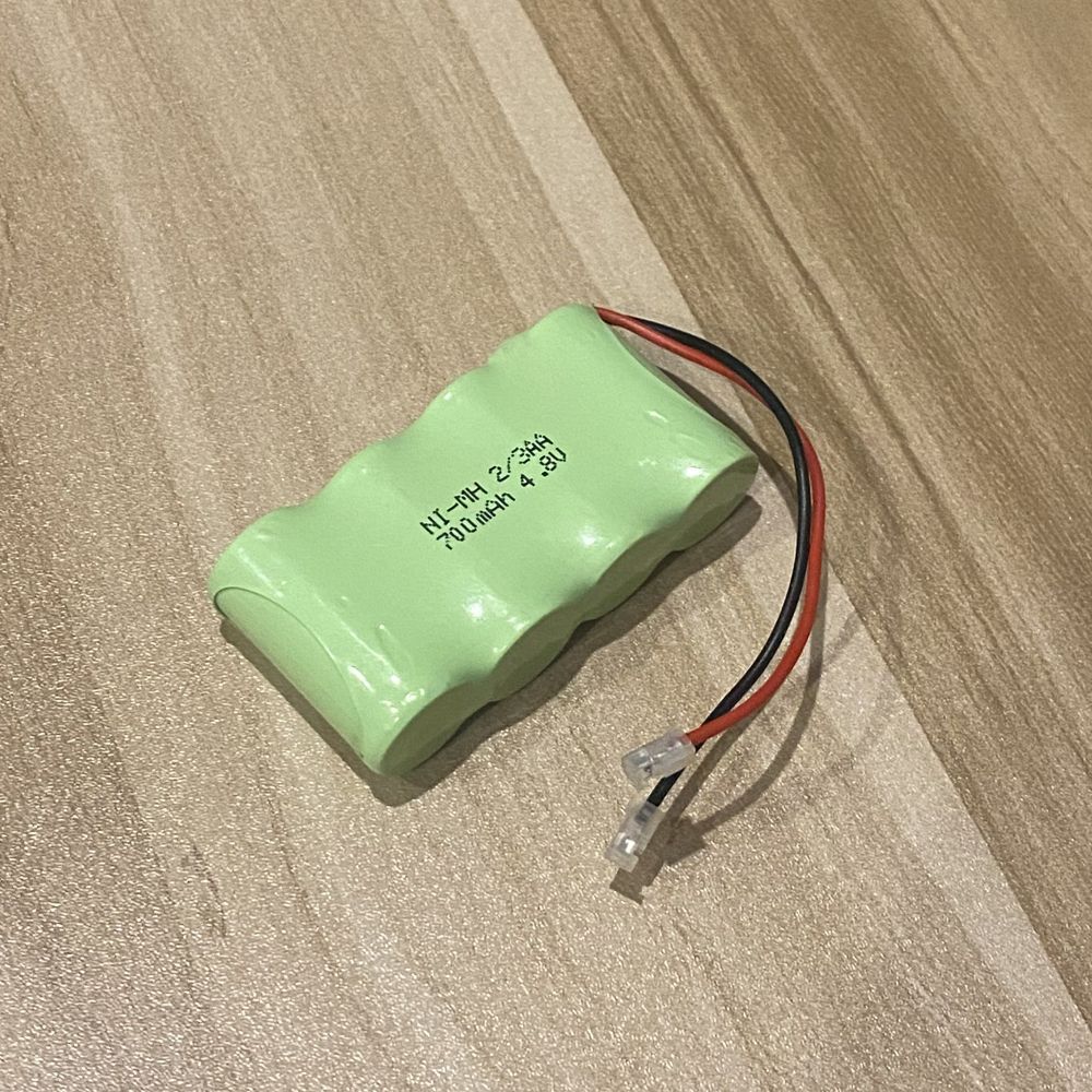 Descubre baterías recargables Ni-MH de 4.8V 2/3 AA 700mAh, energía ecológica para juguetes y cámaras.