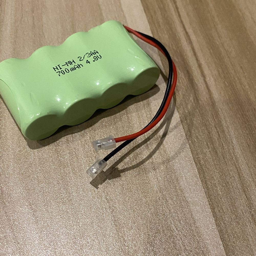 Descubre baterías recargables Ni-MH de 4.8V 2/3 AA 700mAh, energía ecológica para juguetes y cámaras.