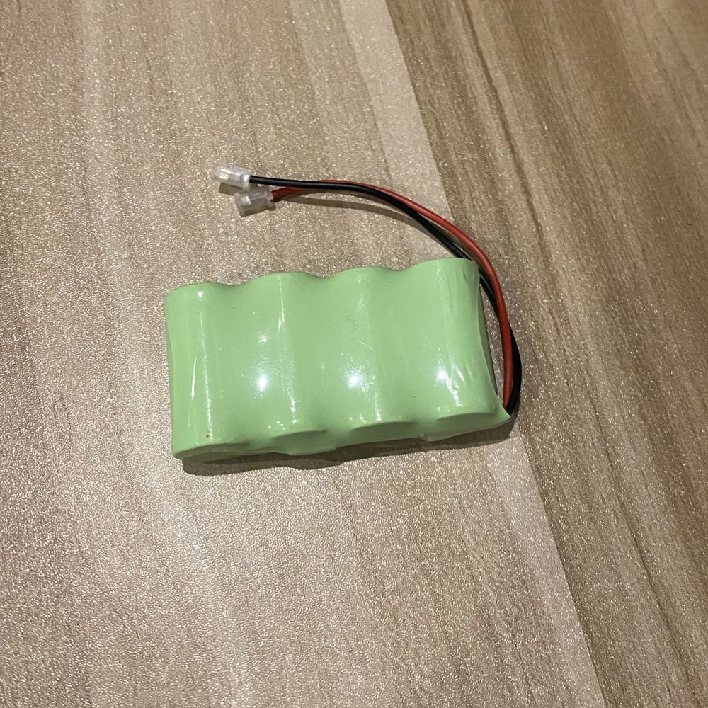 Descubre baterías recargables Ni-MH de 4.8V 2/3 AA 700mAh, energía ecológica para juguetes y cámaras.