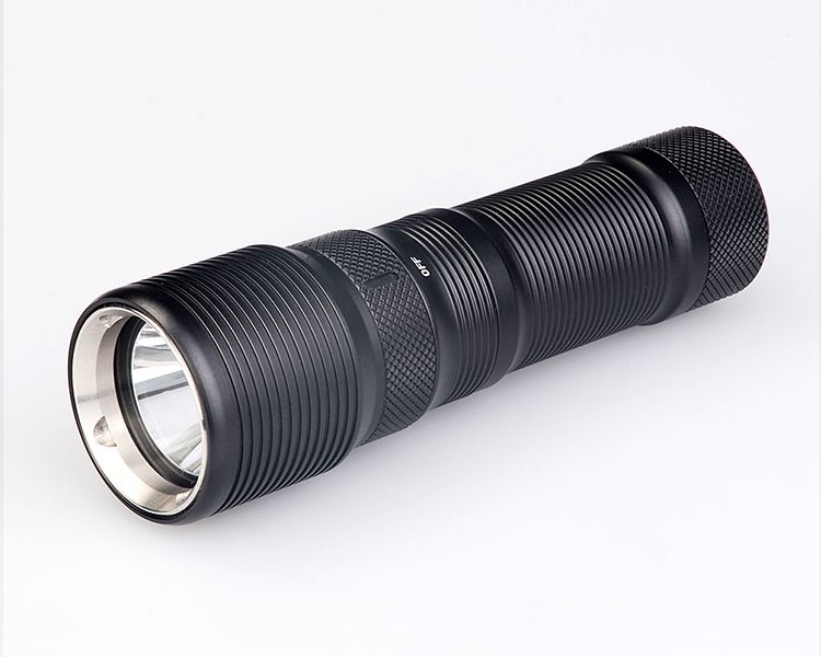 TrustFire TR-DF008 Linterna de buceo LED 700 lúmenes 3 modos Interruptor magnético Durable Impermeable IPX8