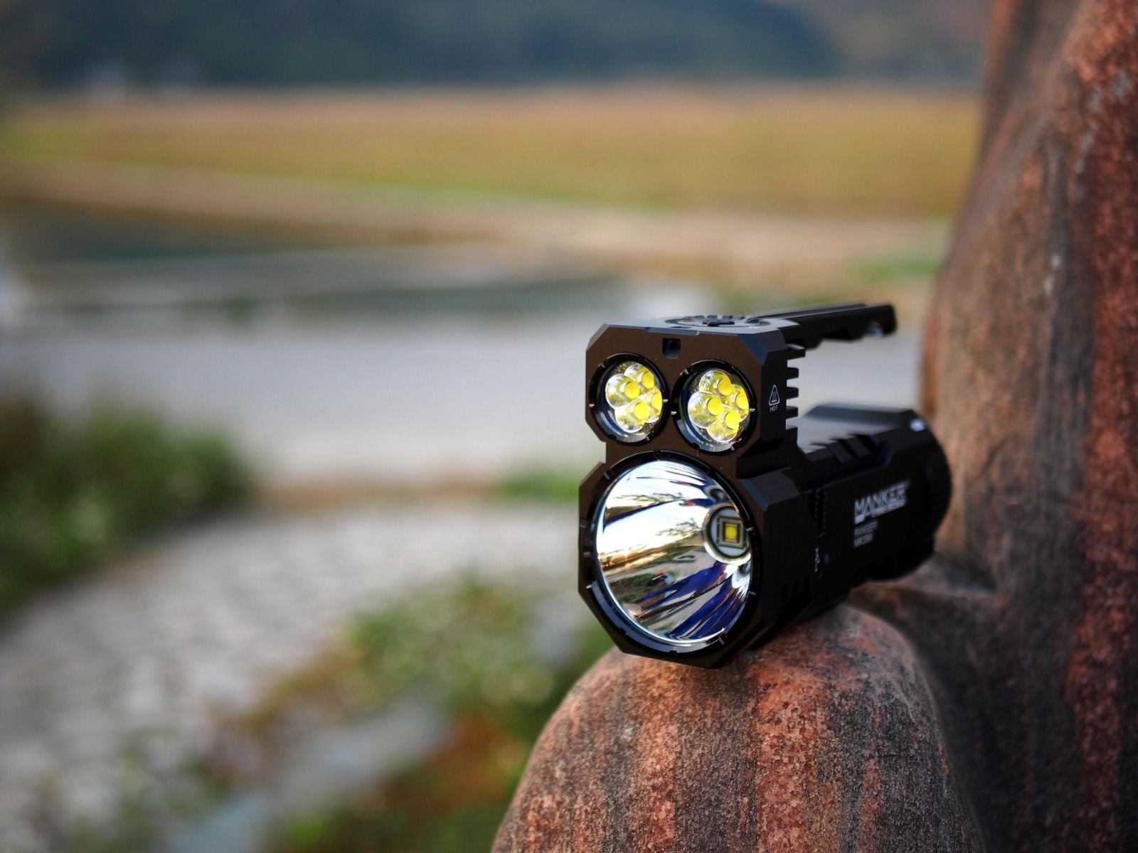 Manker Ranger MK39 II Linterna duradera combo foco y luz de inundación recargable por USB para senderismo y acampada