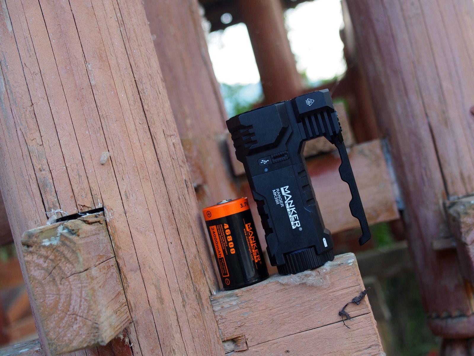Manker Ranger MK39 II Linterna duradera combo foco y luz de inundación recargable por USB para senderismo y acampada