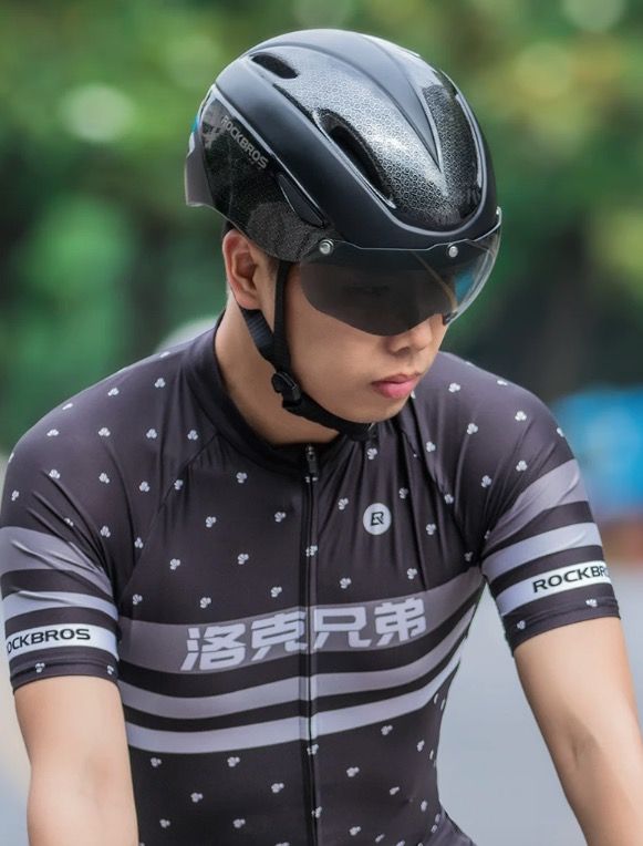Casco de bicicleta ROCKBROS, diseño ultraligero con luz LED integrada, gafas magnéticas, cómodo y seguro.