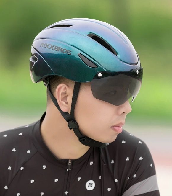 Casco de bicicleta ROCKBROS, diseño ultraligero con luz LED integrada, gafas magnéticas, cómodo y seguro.