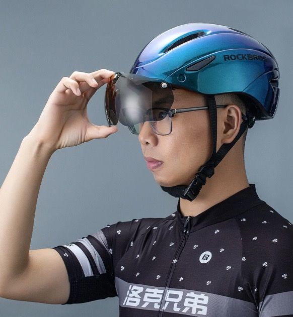 Casco de bicicleta ROCKBROS, diseño ultraligero con luz LED integrada, gafas magnéticas, cómodo y seguro.